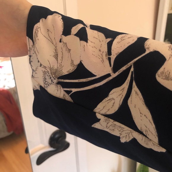 Dynamite blouse with bell sleeves - Picture 6 of 6